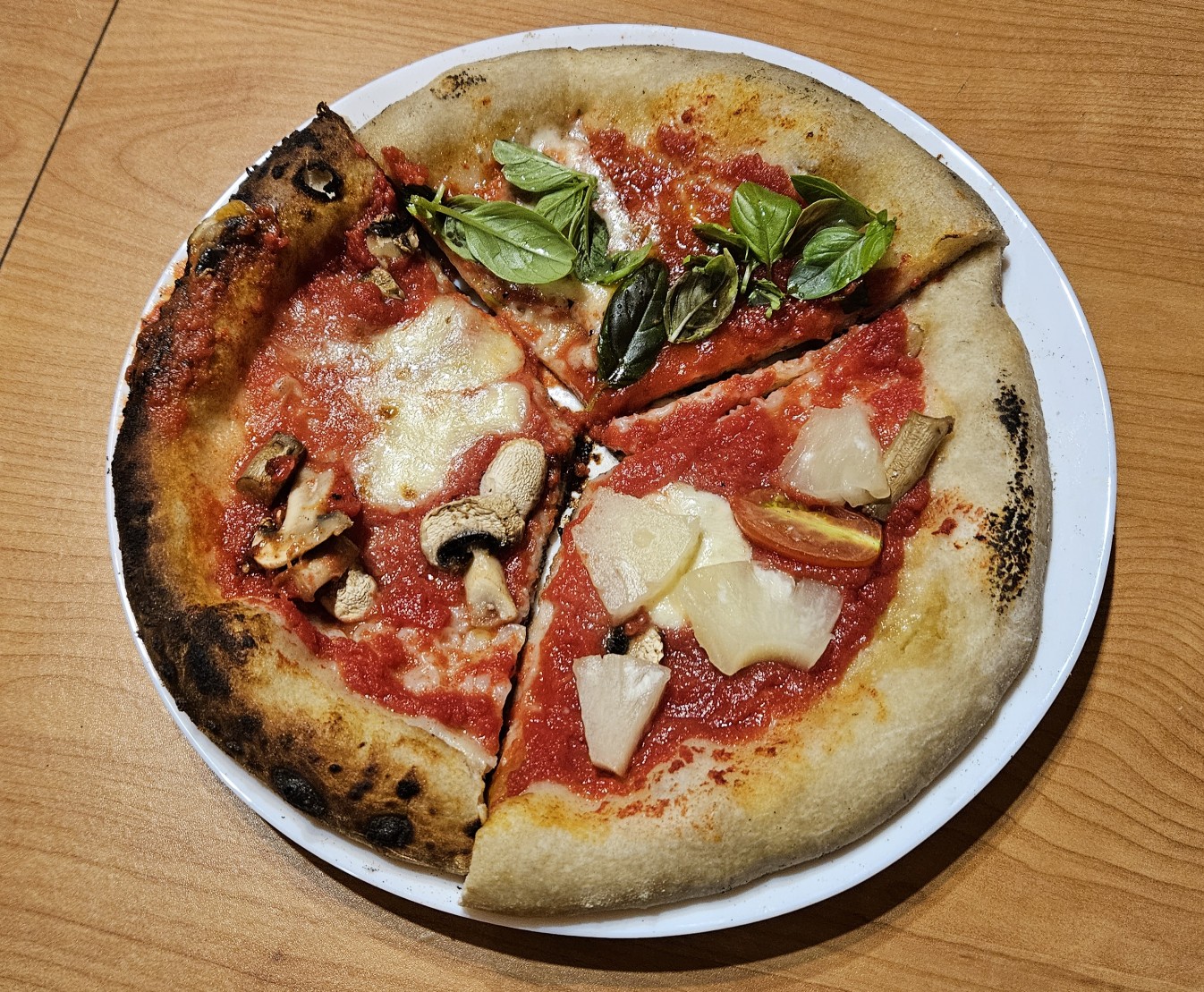 Trzy pizze, trzy stopnie wypieczenia. To nie ja kładłem ananasa