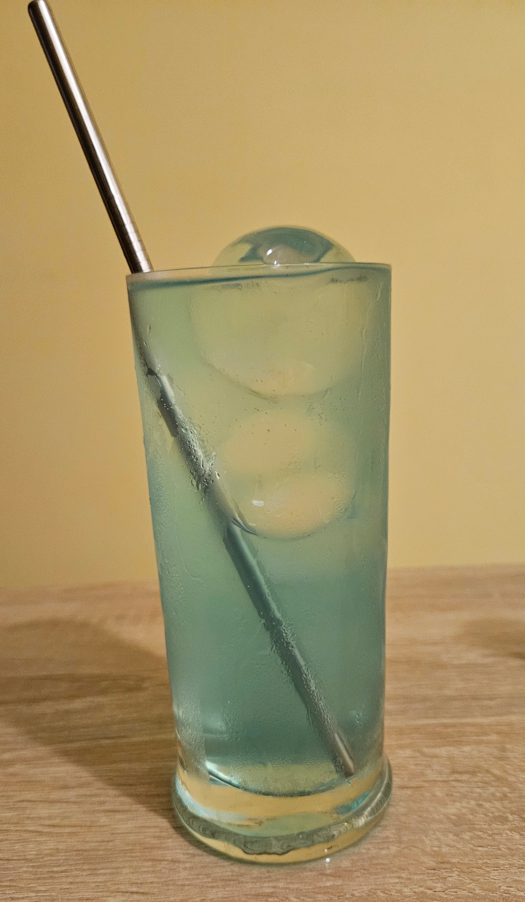 Przykładowy lód w przykładowym drinku