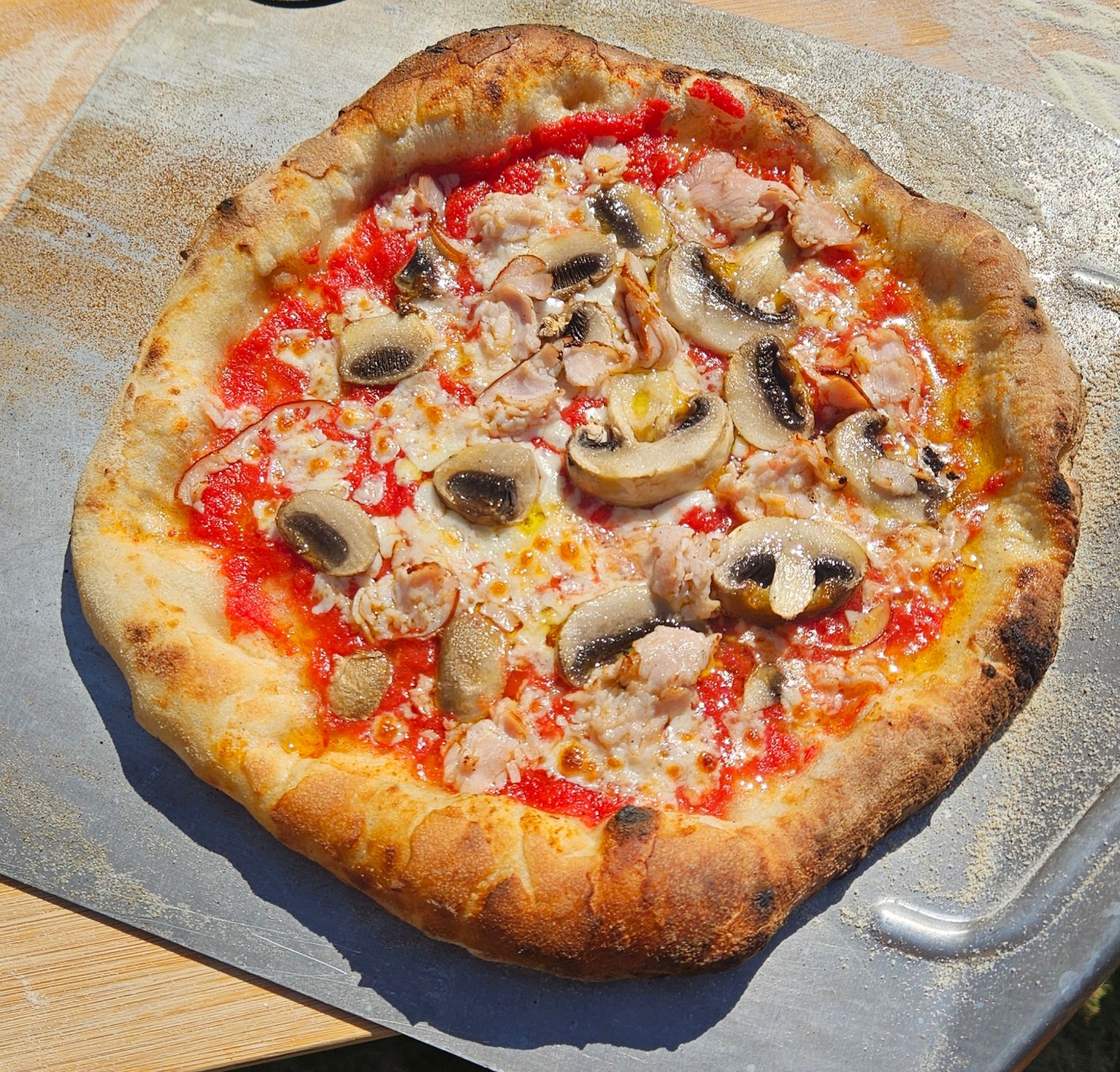 Pierwsza gotowa pizza - trochę za mało przypieczona