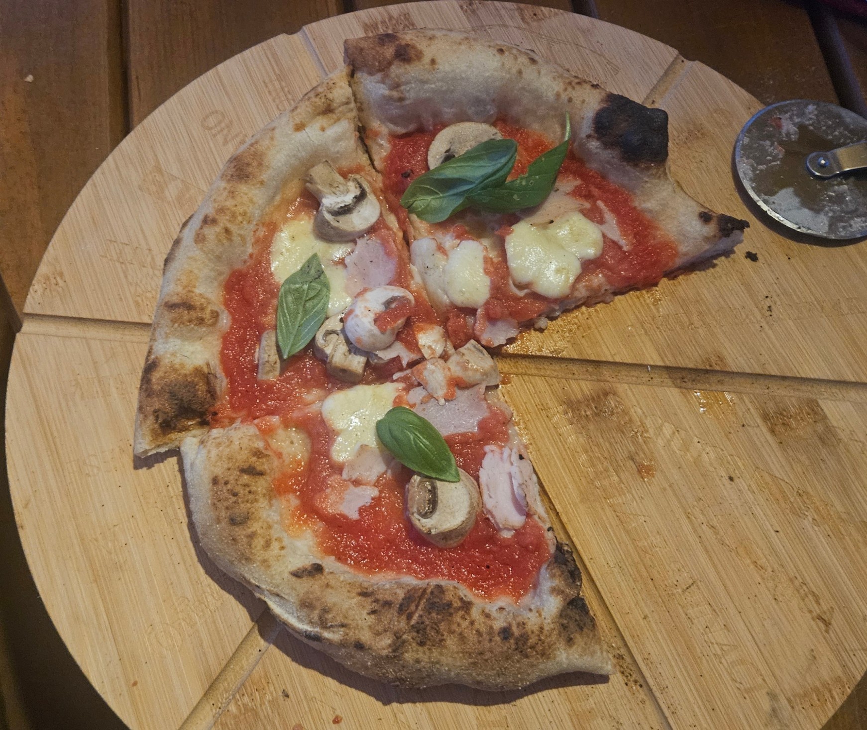 Pizza częściowo zjedzona
